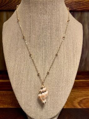 Simple Gold Leaf Natural Shell Necklace With Brown and Orange Hues